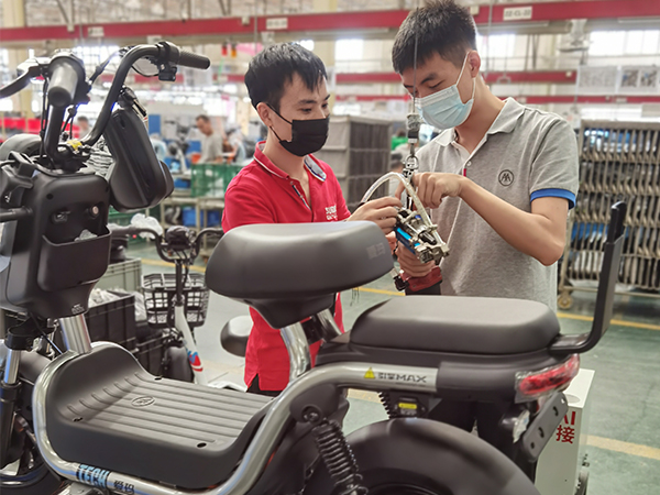 強(qiáng)強(qiáng)聯(lián)合：速耐電動(dòng)車自動(dòng)鉚釘槍攜手愛瑪打造中國“智造”電動(dòng)自行車